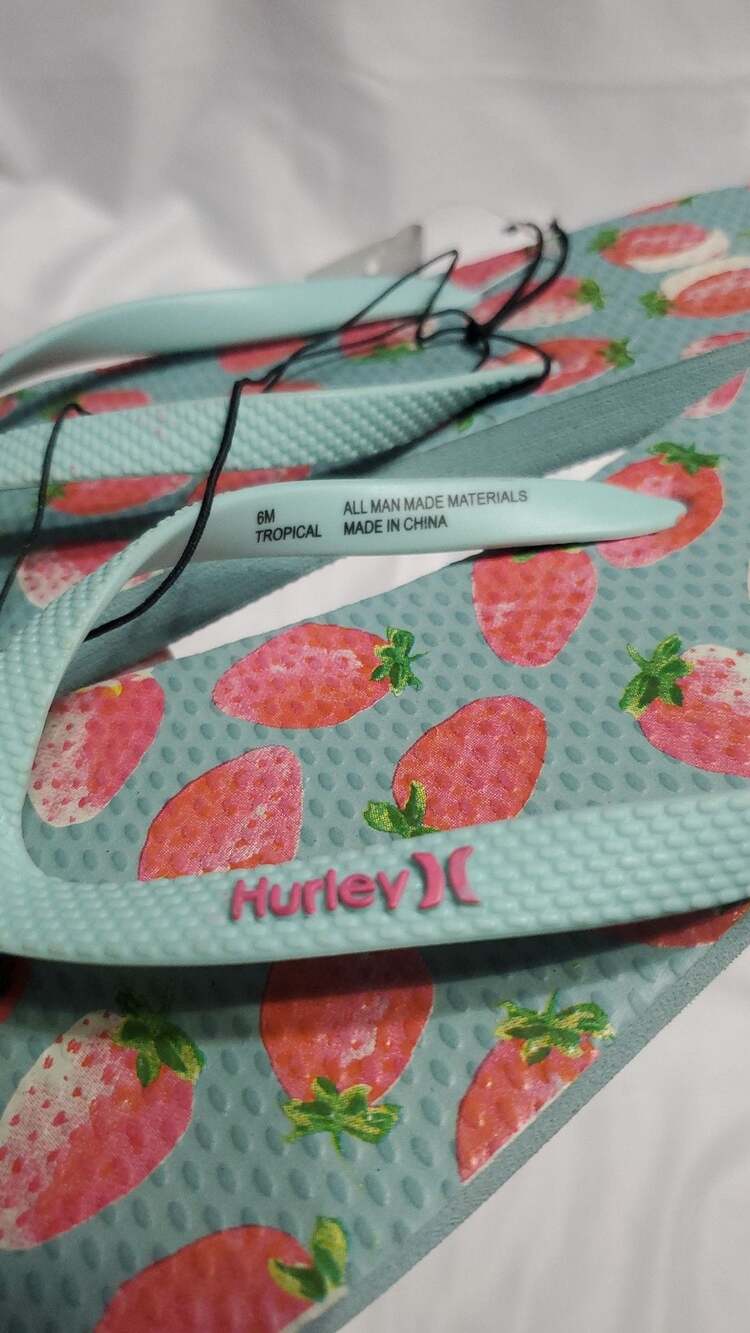Hurley Women's Tropical Strawberry Print Flip Flops Size 6M - Picture 3 of 4